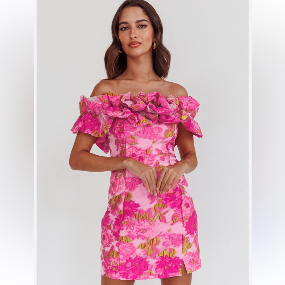 SELFIE LESLIE
Memoire Off-Shoulder Textured Mini Dress Pink size XXL
0021